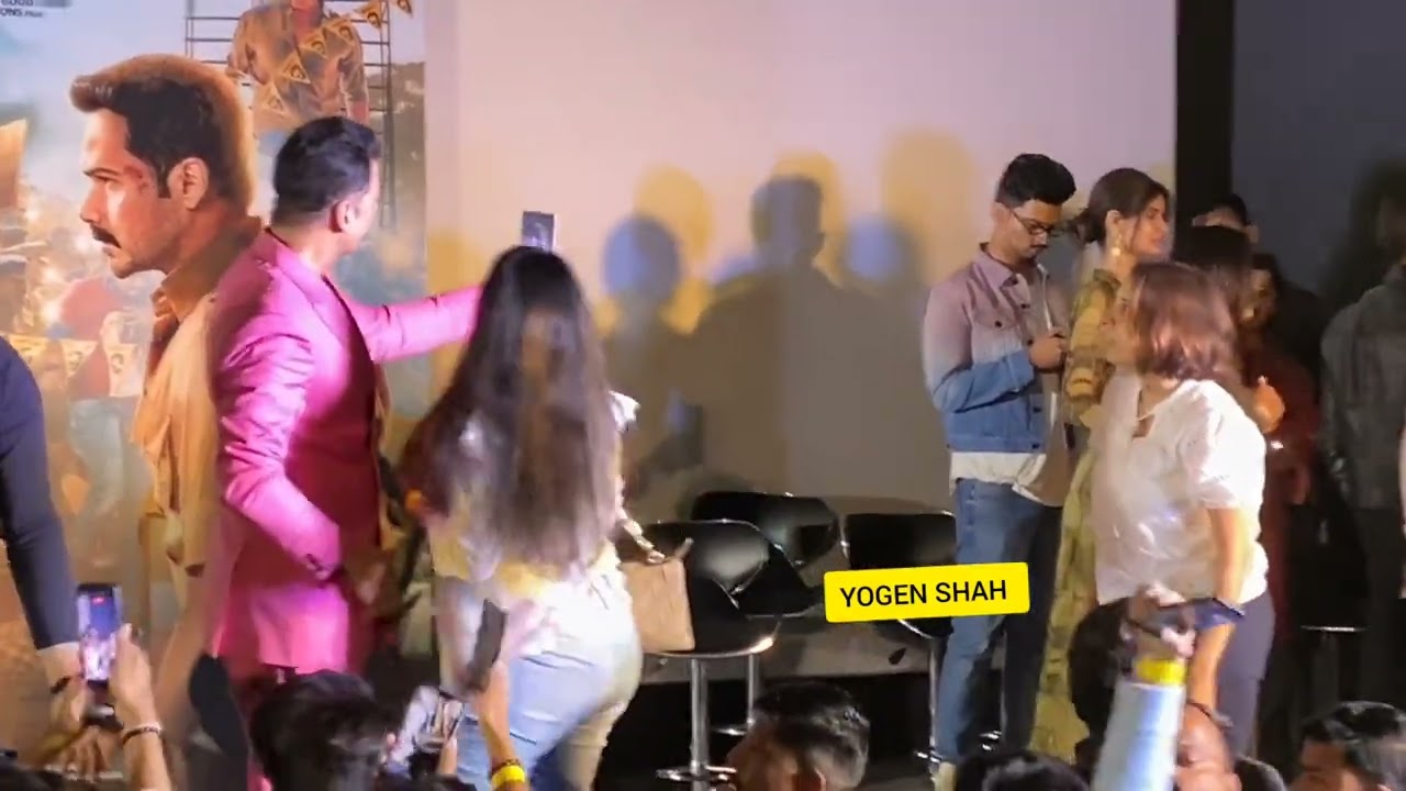 Look Akshay Kumar Giving Selfie To Fan at Trailer Launch Of Selfiee  in Juhu