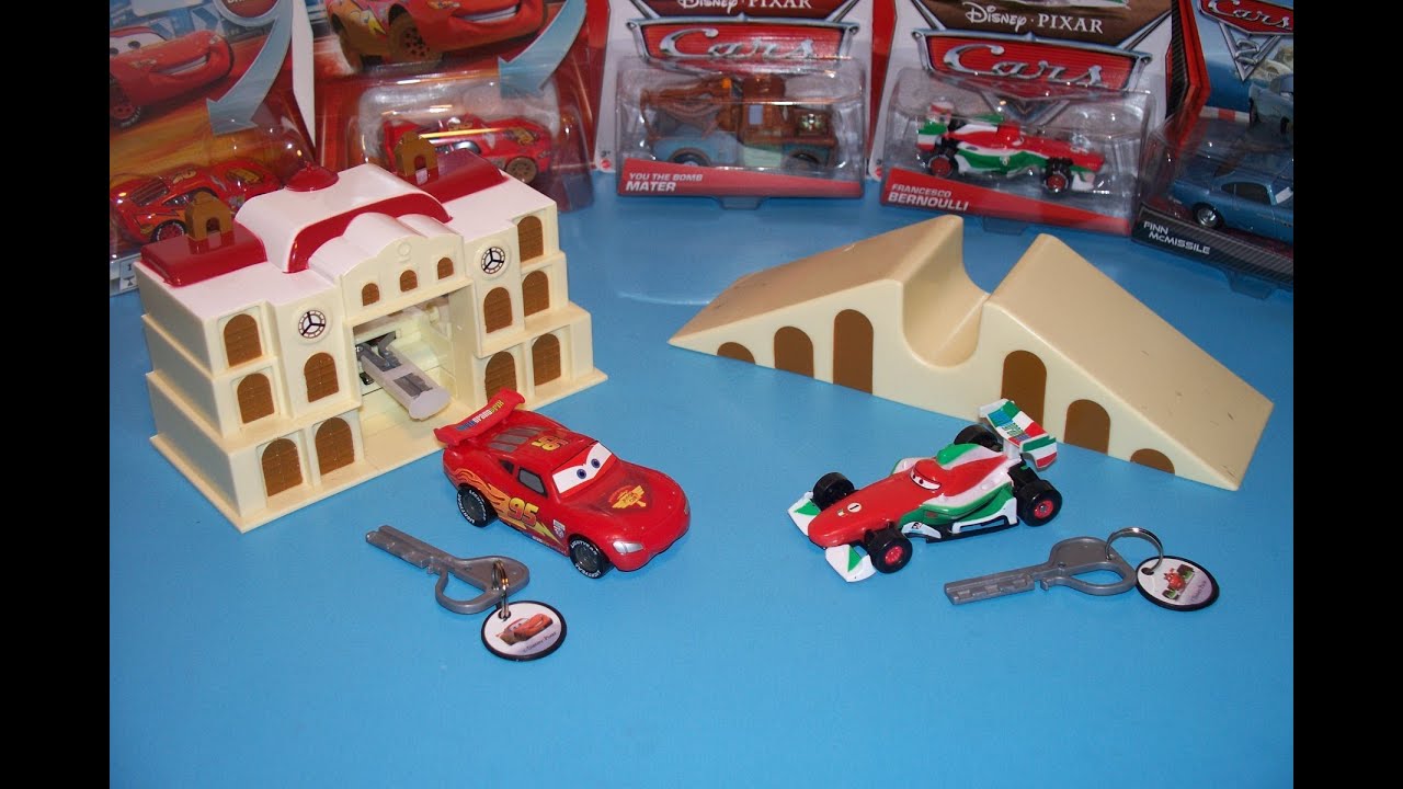 DISNEY PIXAR CARS 2 PORTO CORSA LAUNCHING PLAYSET LIGHTS AND SOUNDS