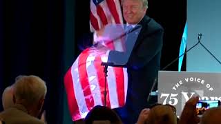 Обнять флаг США