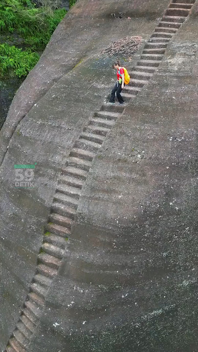 Uji Nyali di Gunung Danxia, di Guangdong China #shorts