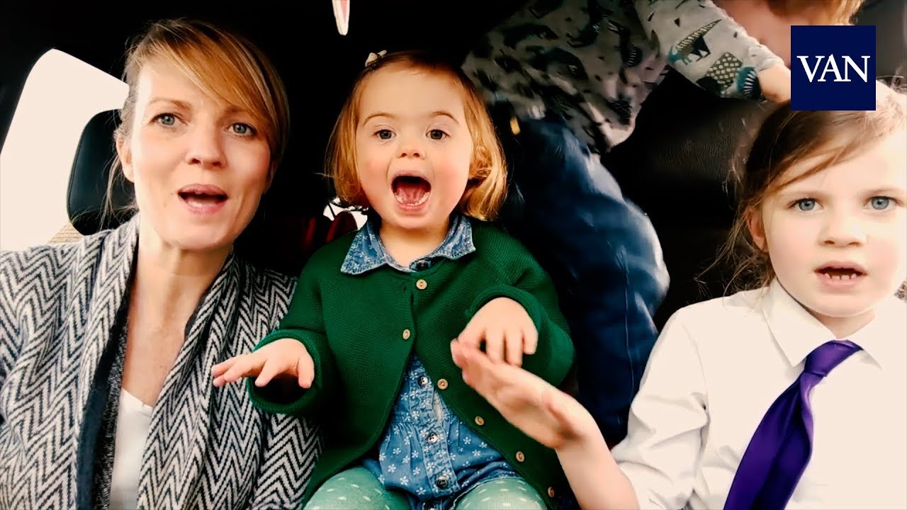 50 madres cantan en el coche junto a sus hijos con síndrome de down