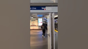 Transit Hustle 🇨🇦 #SkyTrain #treinstation #vancouver #ontdekken #stad #korte broek