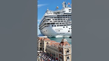 Giant Cruise Ship Sinks While Docking at the Harbor!