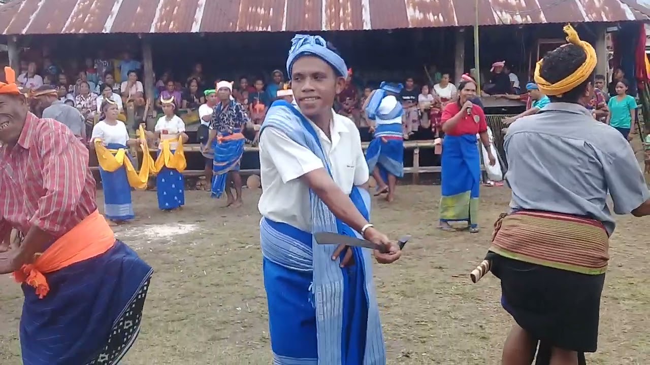 Hiburan buat keluarga duka dalam pengebumian nenek terkasih di weekombak. Budaya SBD.NTT. Indonesia.