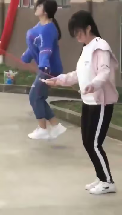 韓国の爆乳JCの縄跳びが揺れすぎ！