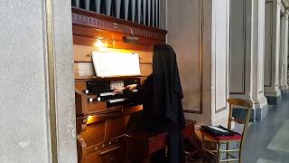 Romalı rahibe kilisede org çalıyor Resimi