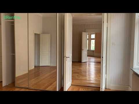 Видео: Апартамент Östermalm разполага с светъл отворен план на етажа