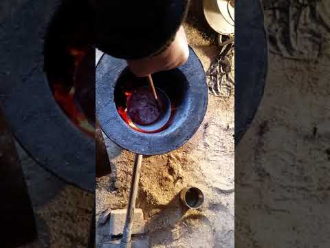 Travaux de fonderie dans une forge, fabrication de fer de lances