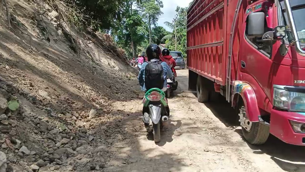Antrian kendaraan pasca pelebaran jalan trans Sulawesi desa sausu torono