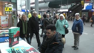 Download Lagu Vluchteling Aeham Ahmad speelt piano op Den Haag CS MP3