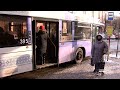 «Обережно, двері зачиняються!»: у Чернівцях чоловіка з дитиною на руках затиснуло в тролейбусі
