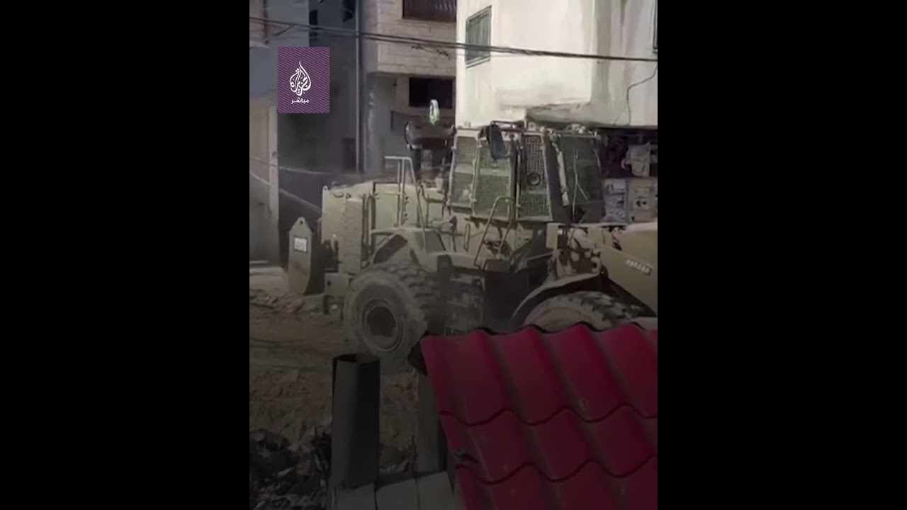 جرافات تقوم بتدمير الطرقات في جنين في إطار عملية عسكرية واسعة ينفذها جيش الاحتلال الإسرائيلي