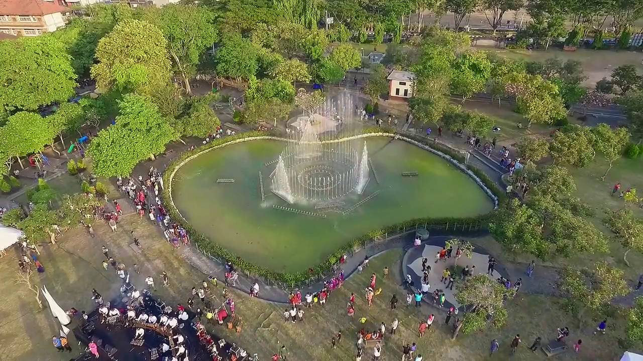 Atraksi Air Mancur Taman Kota Lumintang Denpasar Bali 