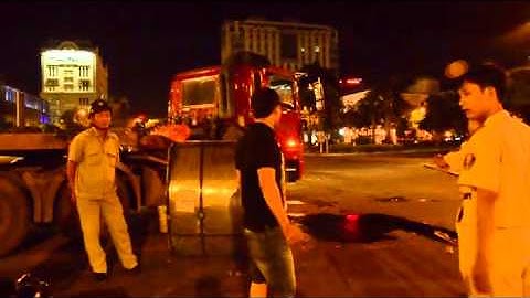 3 cuộn thép nặng hàng chục tấn lăn tự do trên đường