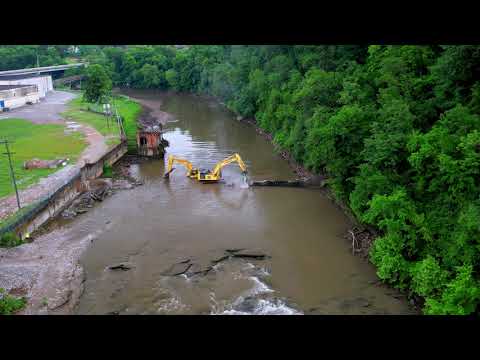 Video: Jim Beam-Fässer Fangen Feuer Und Strömen In Den Kentucky River