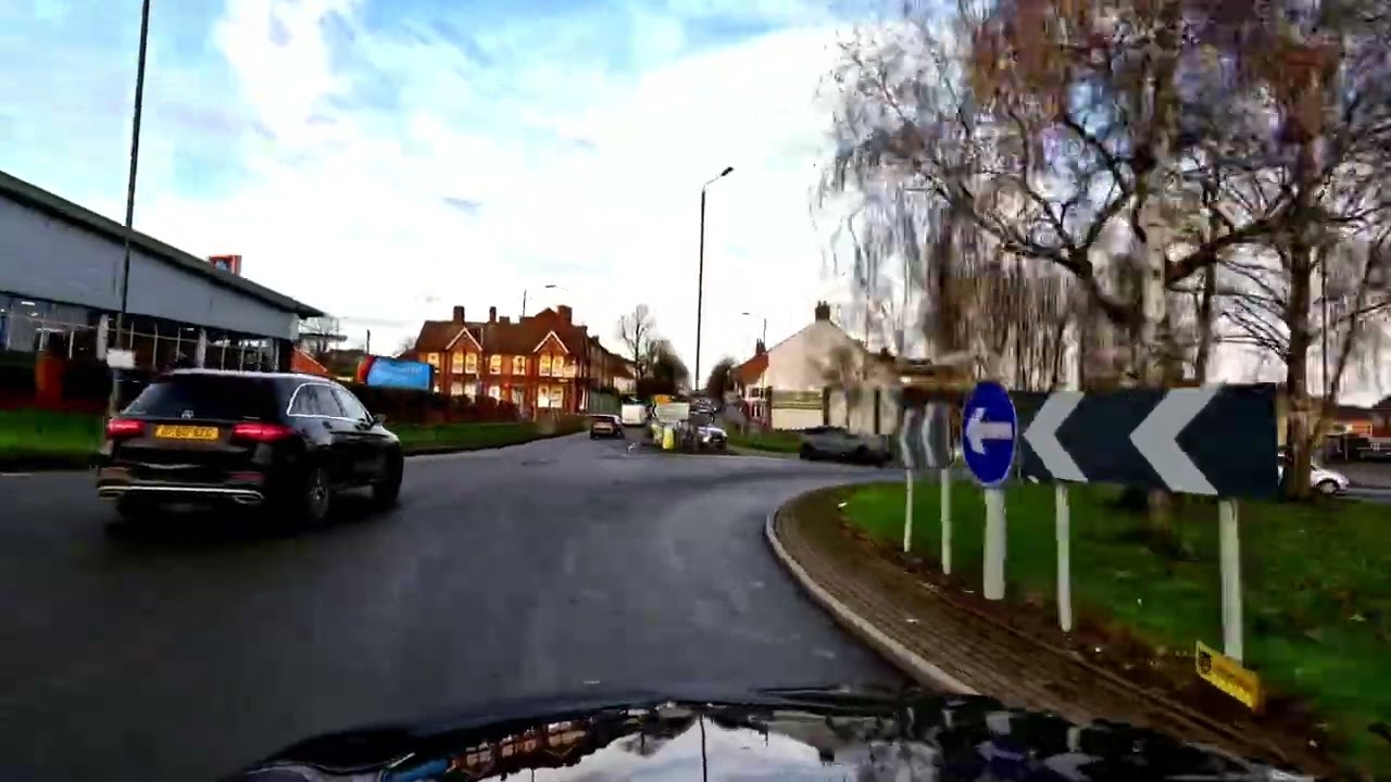 Learner driver | dealing with roundabouts safely. 