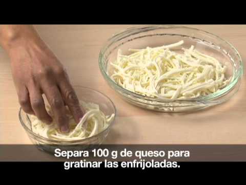 Nada mejor para consentir a tu familia que estas deliciosas enfrijoladas con queso. Â¡Toma nota! -300 gramos de queso Oaxaca deshebrado -1 taza de frijol negro -4 jitomates -2 chiles serranos -1/2 cebolla -2 dientes de ajo -2 cucharadas de aceite de maÃ­z -2 hojas de epazote -24 tortillas de maÃ­z -Sal y pimienta al gusto