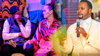 CHOC  VIDÉO:Témoignage et prière du pastor Alph Lukau  sur le couple Pr joel  F. Tatu et sa femme