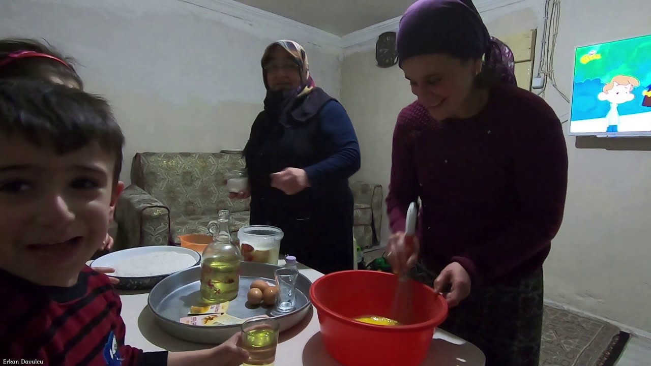 Ali dayımlarda kek yaptık kekin başına gelenler 😃😃😃