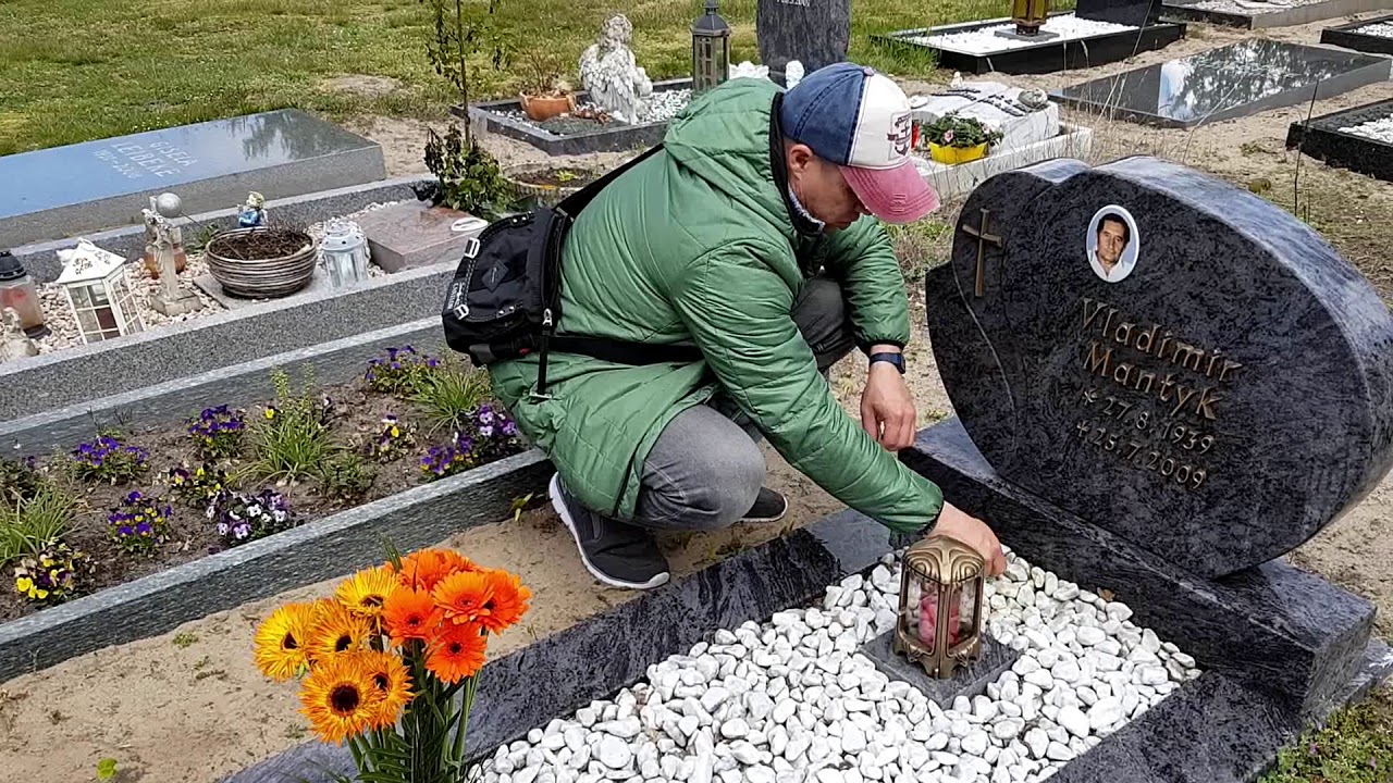 Цветочные композиции на кладбище родительский день.