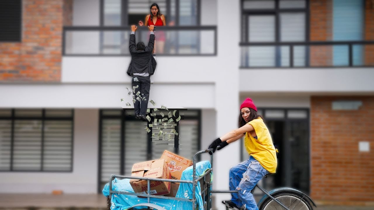 Mujer recicladora ayudó a un hombre que era engañado por su esposa que quería dejarlo en la calle.