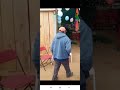 pobre hombre tan bonito que estaba bailando y le movieron el pisoooo