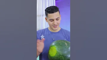 بائع البطيخ في السوق 