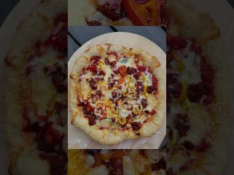 Острая итальянская колбаса, маринованный острый перец, горячий мед, моцарелла, базилик #shorts