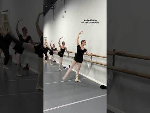 BALLERINAS AT THE BARRE 👏🏻🩰 #ballet #ballerina #balletclass #balletdancer #flexible #flexibility