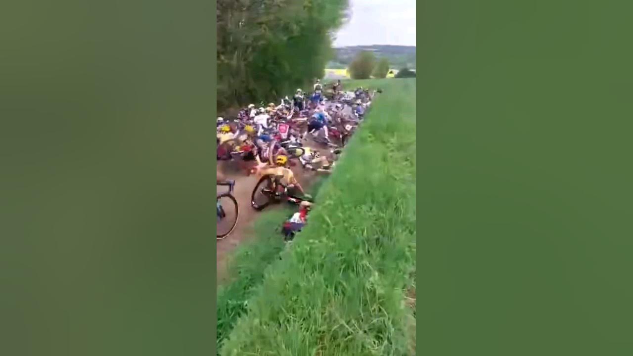 whole peloton crashes in tour de bretagne π€―π€ Video CR: Leboucheranato1/twitter whole peloton crashes in tour de bretagne π€―π€ Video CR: Leboucheranato1/twitter