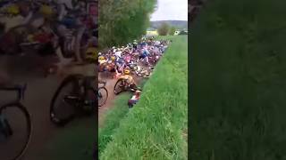 whole peloton crashes in tour de bretagne ?? Video CR: Leboucheranato1/twitter