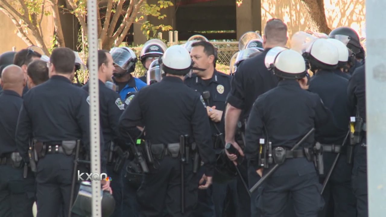 Austin officers in tactical gear outside police headquarters - YouTube