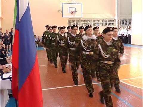 Разбирали автомат, пели и ходили строем