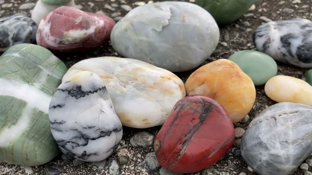 【高知県で綺麗な石拾い】鮮やかな赤や緑の石拾いを楽しむ