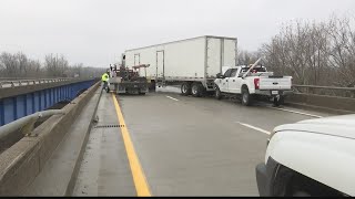 Multi-car crash shuts down Western Kentucky Parkway