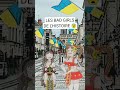 Lamiti serborusse devant les drapeaux ukrainiens