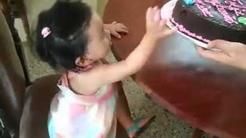 niña llora por pastel