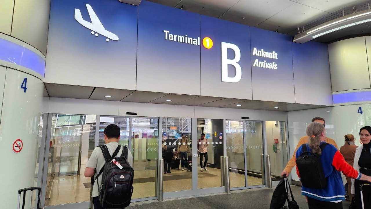 FRANKFURT/GERMANY/Walking Tour of Frankfurt Airport Terminal 1