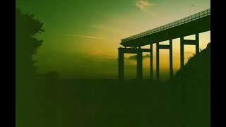 1980: Den drygt 40 meter höga Almöbron mellan Stenungsund och Tjörn påseglades av ett fartyg.