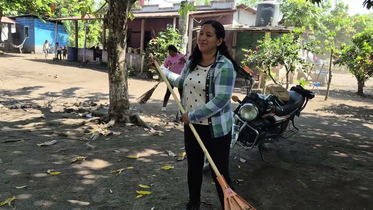 KARINA puso a barrer a todos en la casa de su papá por que son muy webones🤬