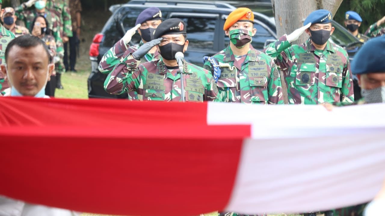 Video Panglima TNI Pimpin Pemakaman Djoko Santoso, Prabowo Beri Penghormatan Terakhir