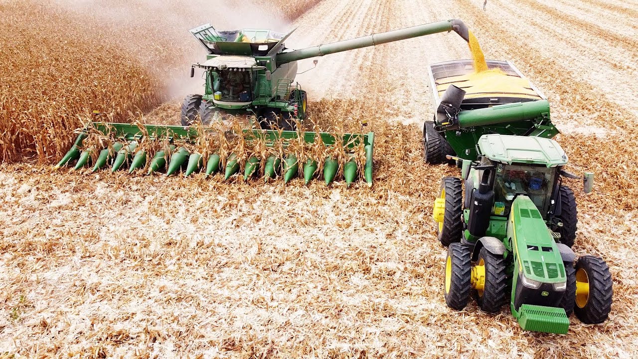 John Deere S780 Combines and 16-Row Corn Headers Harvesting Corn | BIG Harvest