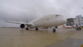 Ramp Agent POV Boeing 787-9 Offload
