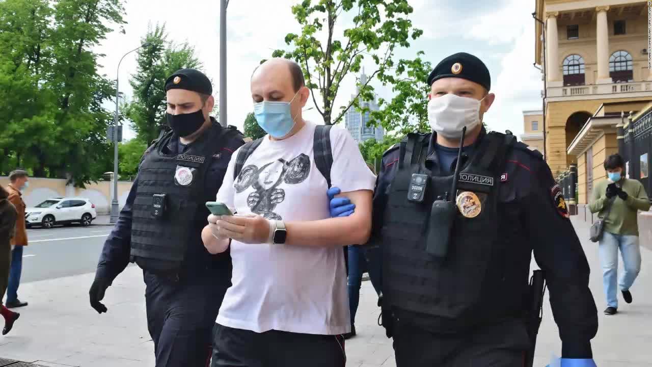 Protesting Russian journalists charged with violating lockdown laws