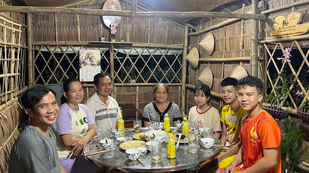 GIA ĐÌNH CÙNG NMT THƯỞNG THỨC QUÀ CỦA ANH CHỊ MANG VỀ TỪ MỸ (TTVLOG)