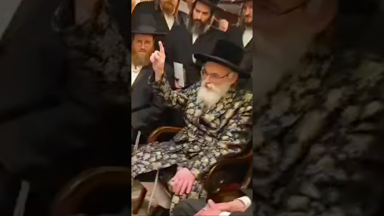 האדמו״ר מויז׳ניץ בניחום אבלים אצל התומך תורה ר׳ ישכר קנול על פטירת אימו
