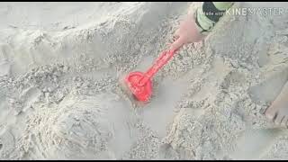 Fazendo Castelo De Areia Na Praia