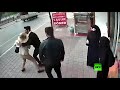شاهد.. امرأة تركية تهاجم سيدتين وتنزع حجاب إحداهما