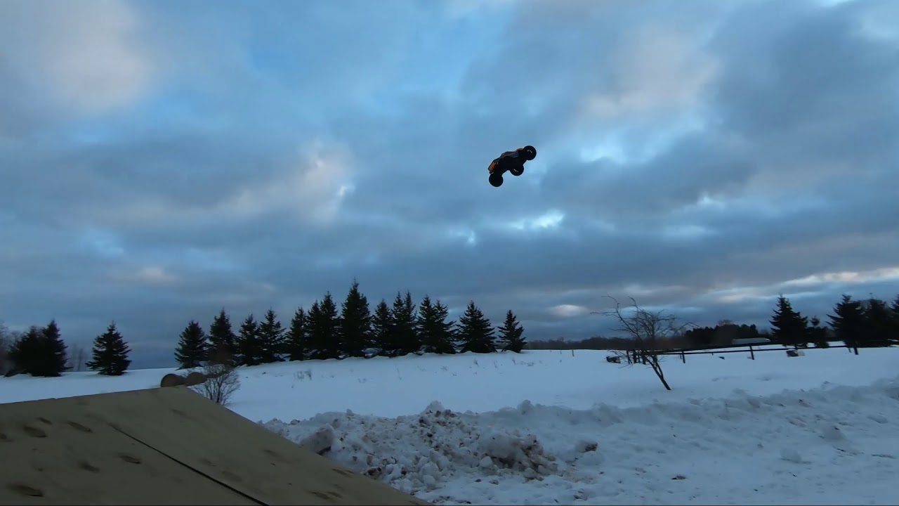 Testing the Collapsible BIG AIR CATCH RAMP with the TRAXXAS MAXX! - YouTube