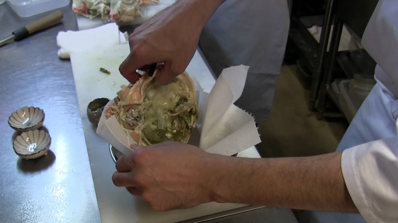 Crab preparation at 3 Michelin Ishikawa in Tokyo